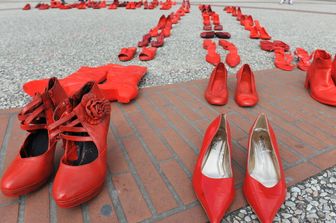 Scarpe rosse simbolo violenza donne (Agf)