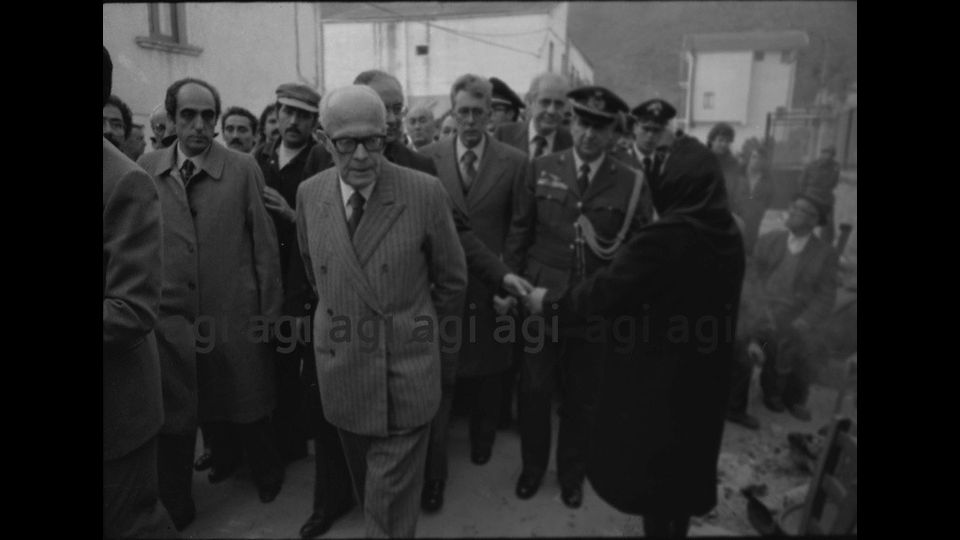 Il Presidente Sandro Pertini visita le zone colpite dal sisma&nbsp;
