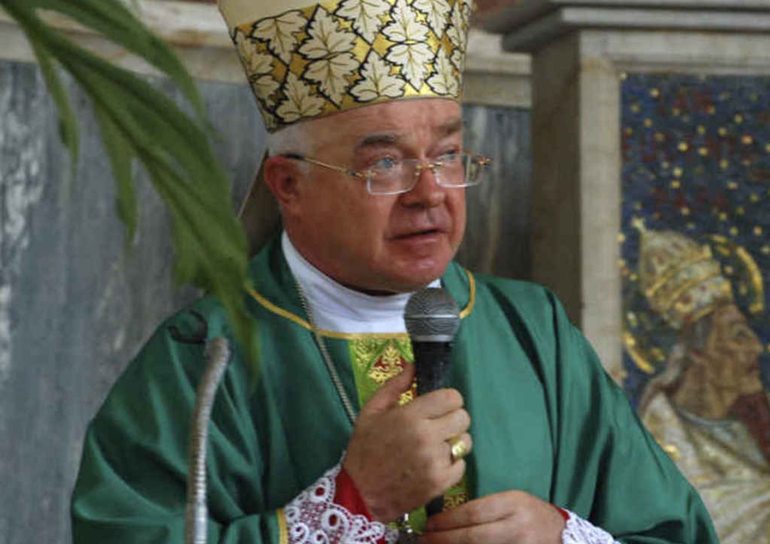 Papa fa arrestare l'arcivescovo pedofilo; rischia fino a 7 anni di carcere