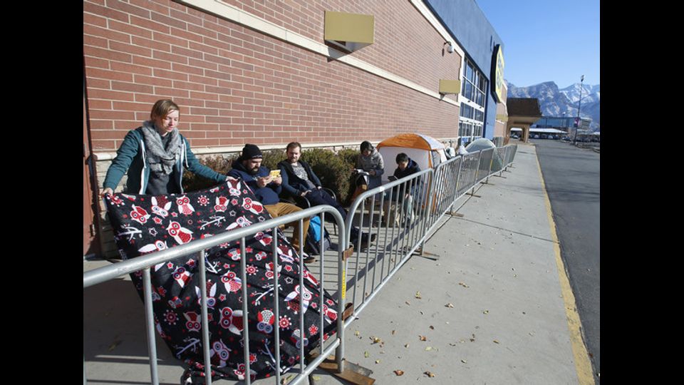 Persone accampate davanti a un centro commerciale, nell'Orem, in occasione del Black Friday (Afp)&nbsp;