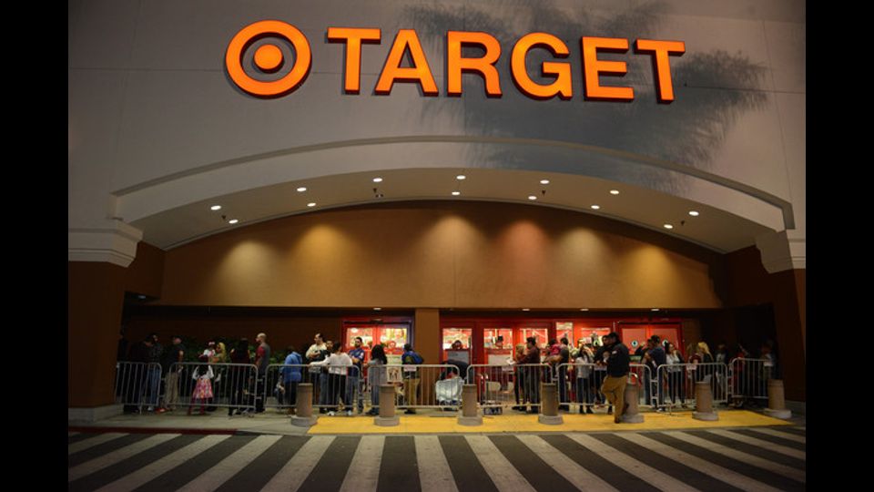 Fila di persone davanti al centro commerciale &quot;Target&quot; durante i saldi del &quot;Venerdi' nero&quot; a Los Angeles (Afp)&nbsp;