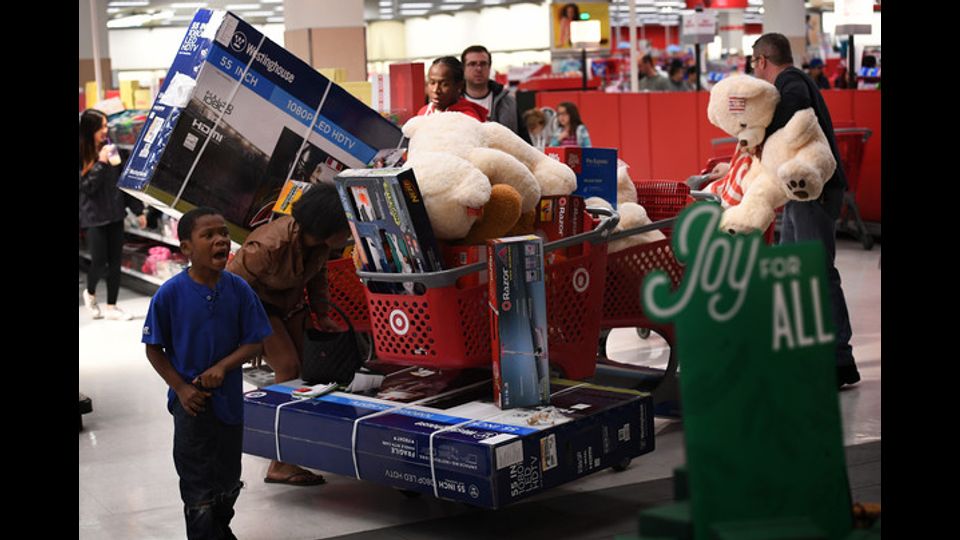 Carrelli stracolmi in occasione del &quot;Venerdi' nero&quot; (Afp)&nbsp;