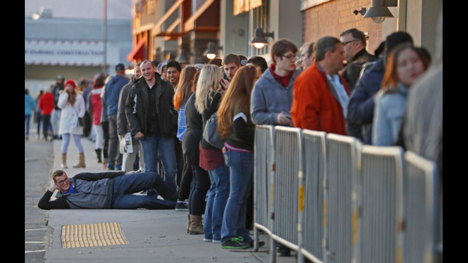 Fila di acquirenti in attesa dell'apertura dei megastore per l'inizio del &quot;Venerdi nero&quot; (Afp)&nbsp;