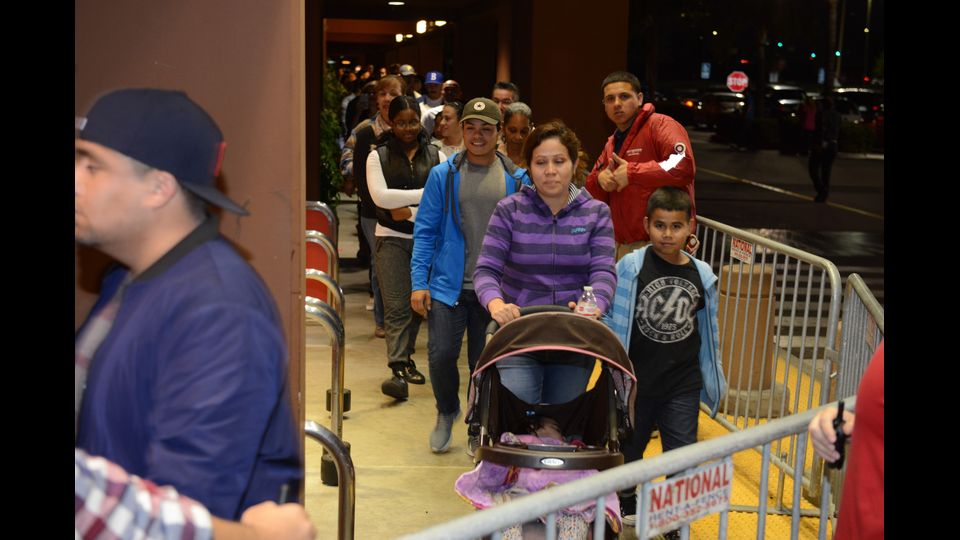 Los Angeles, grandi e piccoli in fila in attesa di acquisti per il Black Friday (Afp)&nbsp;