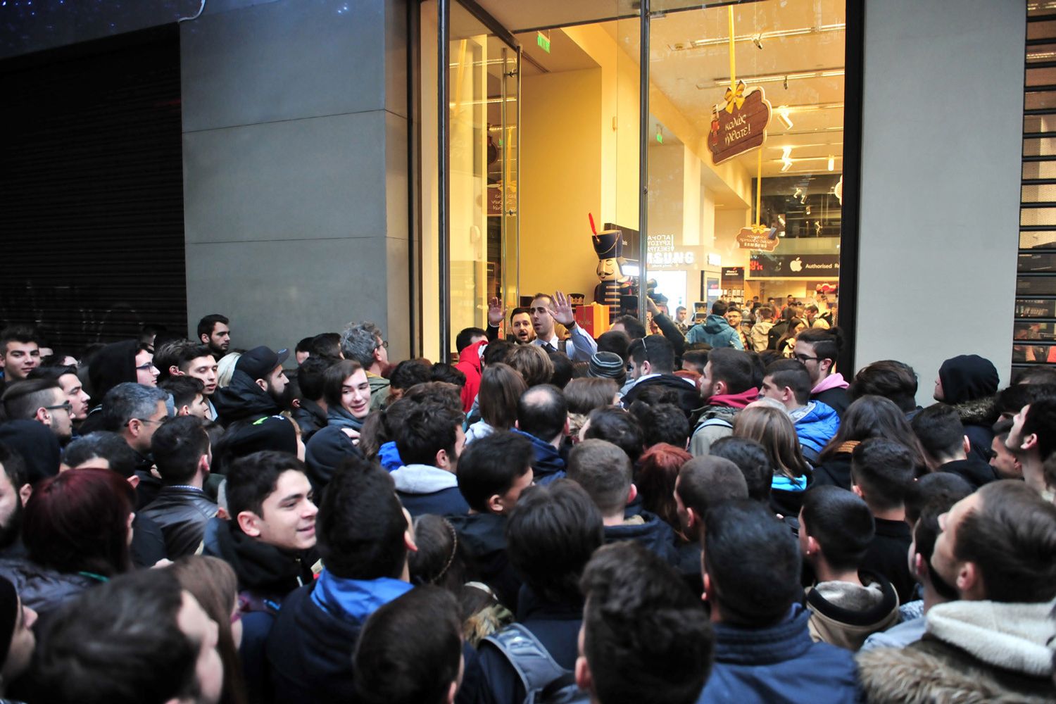 Folla per apertura negozi in occasione del &quot;Black Friday&quot; (Afp)&nbsp;