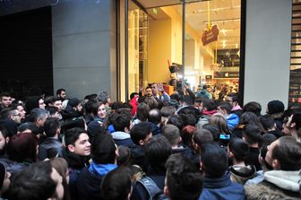 Folla per apertura negozi in occasione del &quot;Black Friday&quot; (Afp)&nbsp;