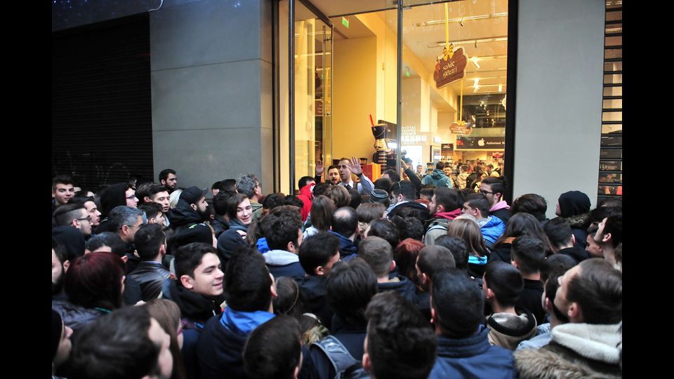 Folla per apertura negozi in occasione del &quot;Black Friday&quot; (Afp)&nbsp;
