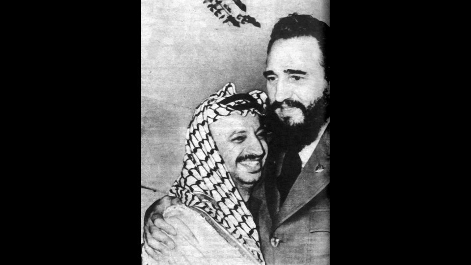 Fidel Castro con il leader palestinese Yasser Arafat (Afp)&nbsp;