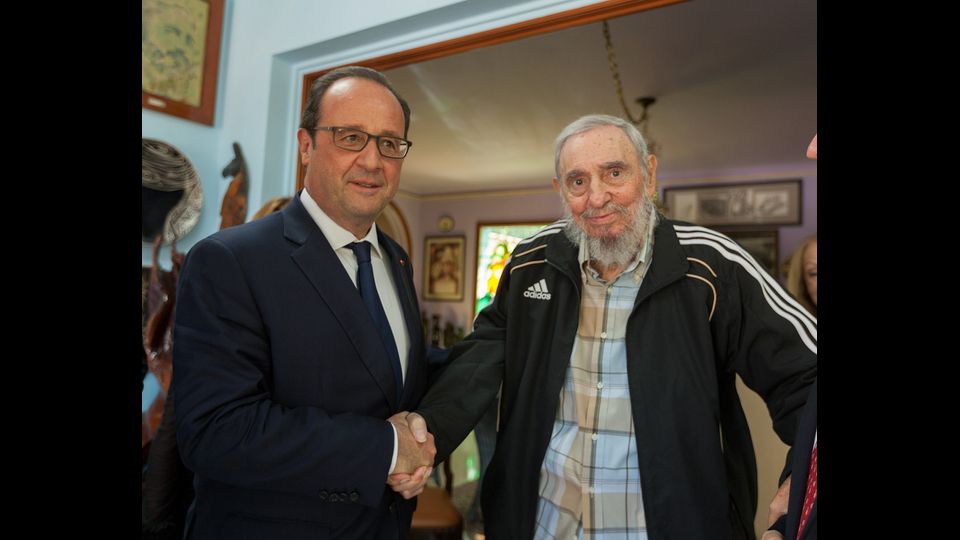 Fidel Castro con il presidente francese Francois Hollande (Afp)&nbsp;