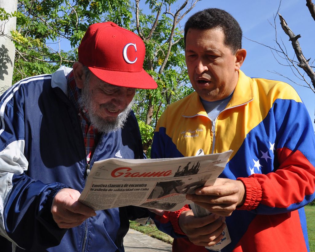 Fidel Castro con l'allora presidente venezuelano Hugo Chavez (Afp)&nbsp;