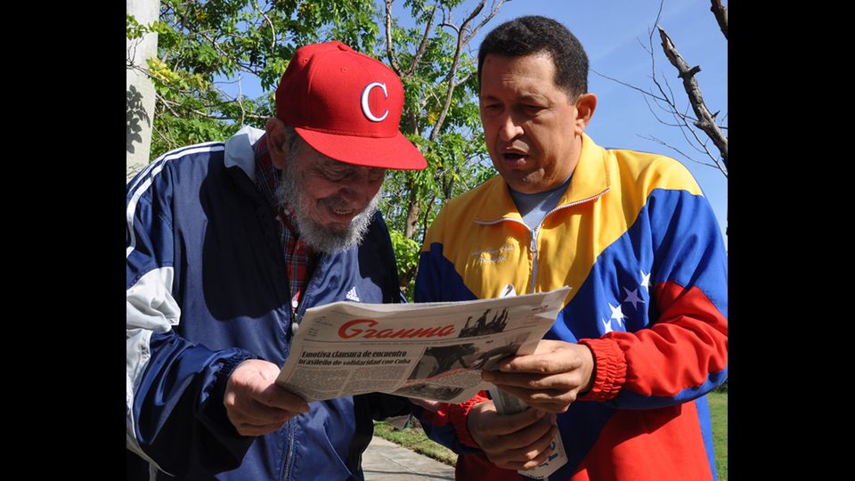 Fidel Castro con il presidente venezuelano Hugo Chavez (Afp)&nbsp;