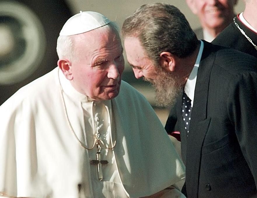 Fidel Castro con Papa Giovanni Paolo II (Afp)&nbsp;