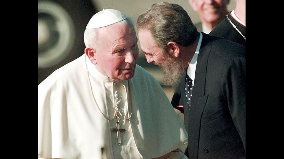 Fidel Castro con Papa Giovanni Paolo II (Afp)&nbsp;