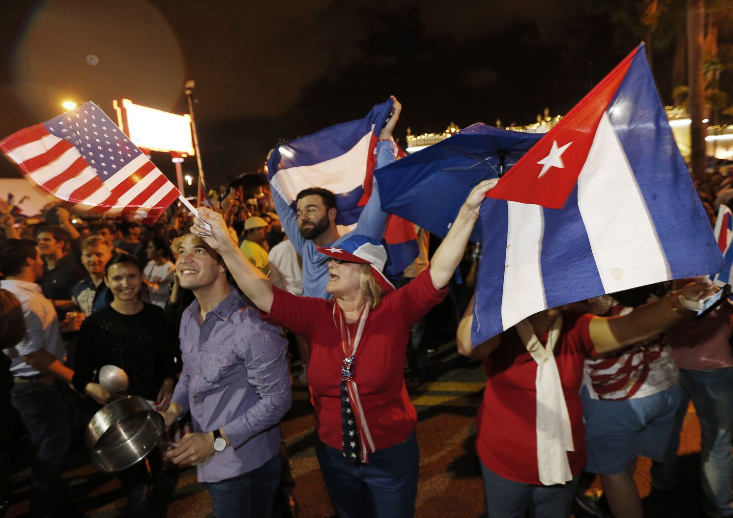 &nbsp;Esuli cubani festeggiano la morte di Fidel Castro (Afp)
