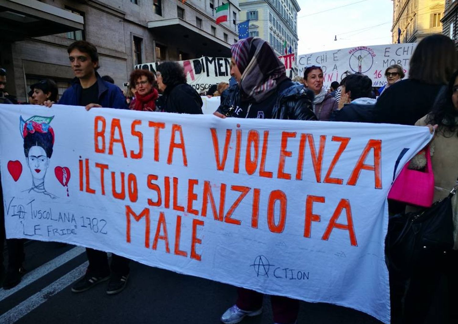 &nbsp; Centomila donne in marcia contro la violenza (Foto da Facebook)