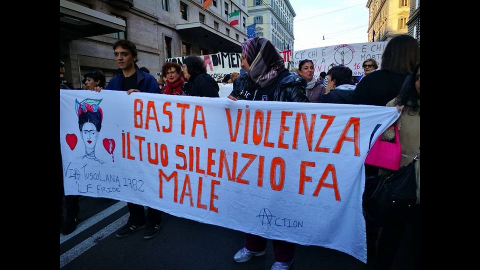 &nbsp; Centomila donne in marcia contro la violenza (Foto da Facebook)