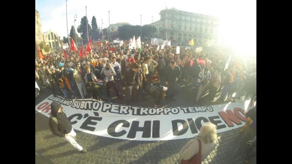 &nbsp; Antagonisti per il No in marcia a Roma&nbsp;(Foto da Twitter)