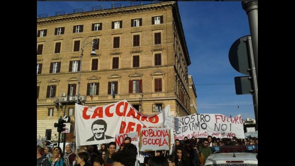 &nbsp;Antagonisti per il No in marcia a Roma&nbsp;(Foto da Twitter)