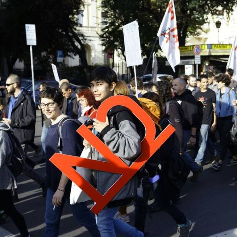 &nbsp;Antagonisti per il No in marcia a Roma (Foto da Facebook)