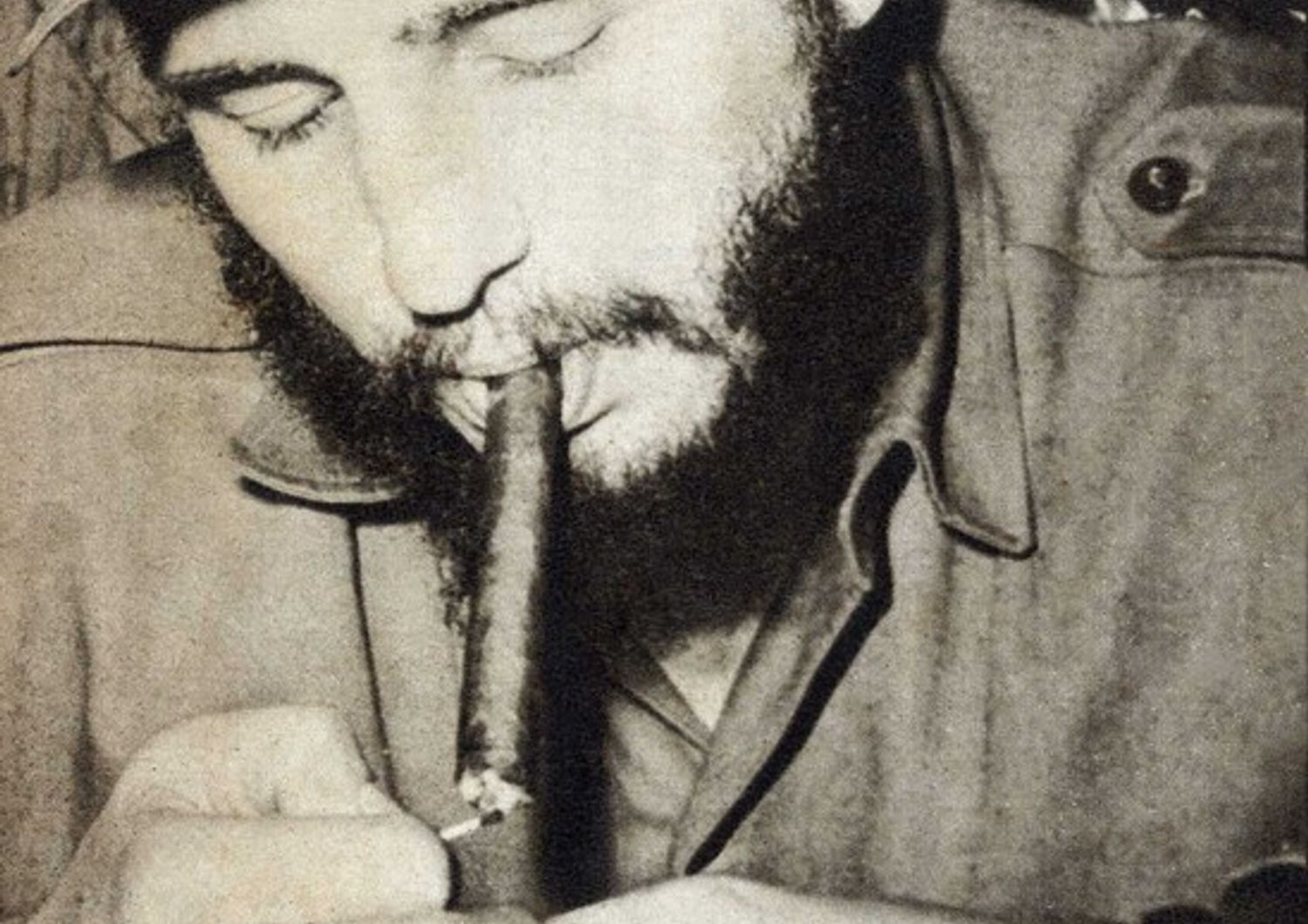 &nbsp;Fidel Castro con sigaro (afp)