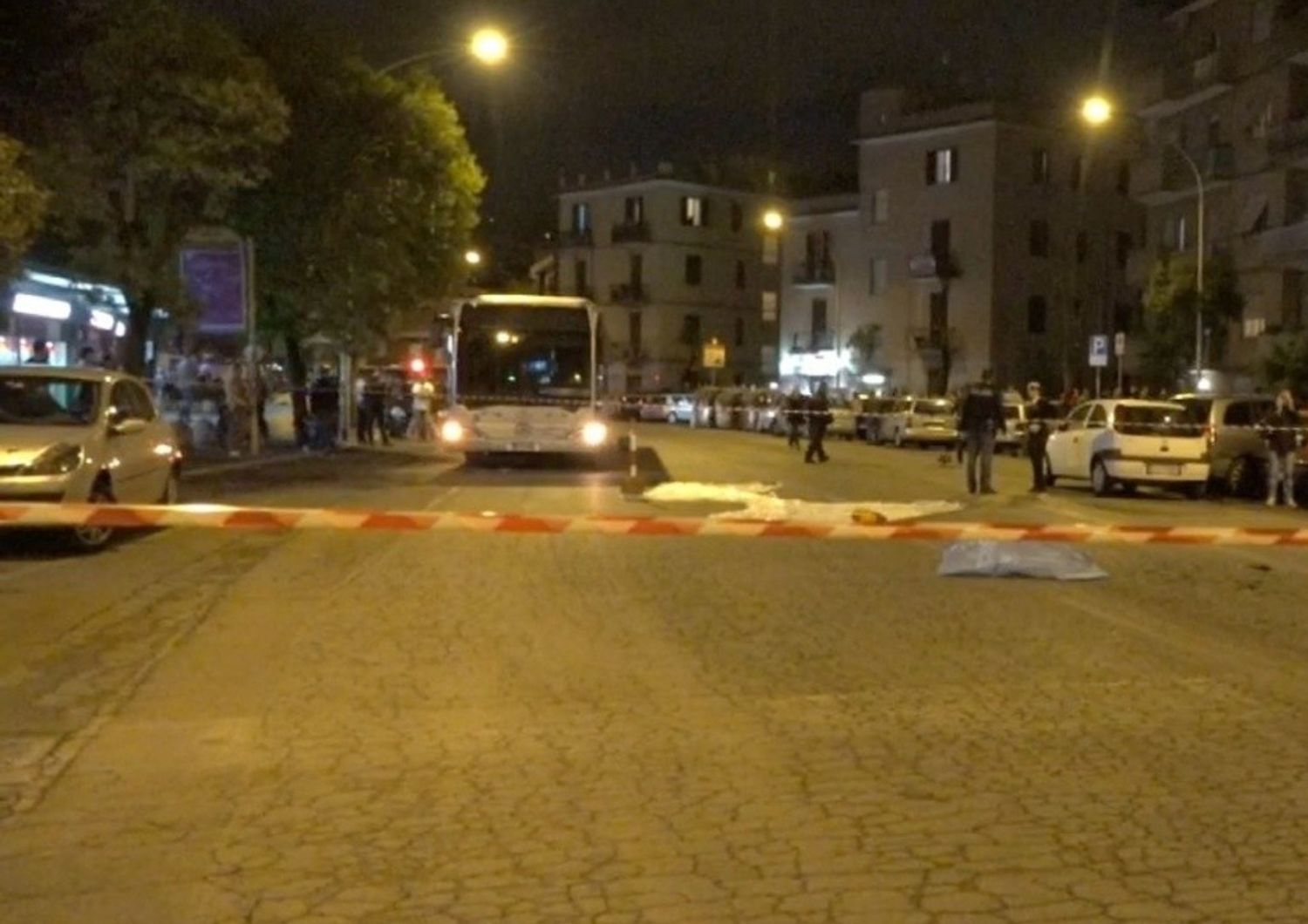 Piombano con l'auto su una fermata del bus a Roma, un morto e 8 feriti. Caccia a due rom