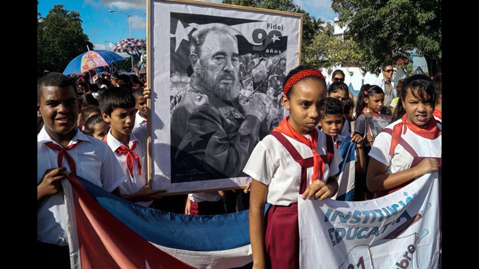 Bayamo, bambini rendono omaggio a Fidel Castro nella provincia di Granma (Afp)&nbsp;
