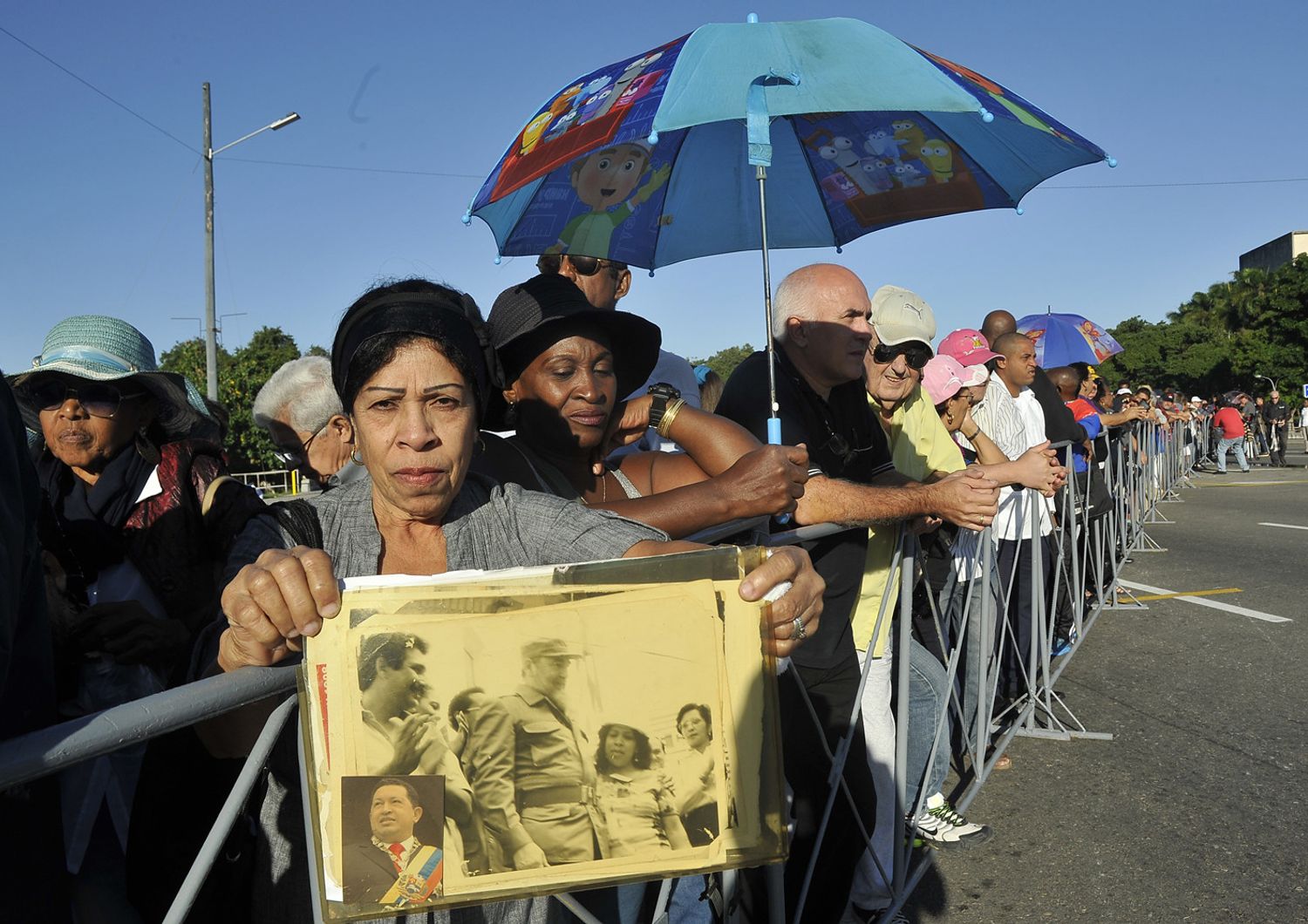 Cuba, persone rendono l'ultimo omaggio a Fidel (Afp)&nbsp;