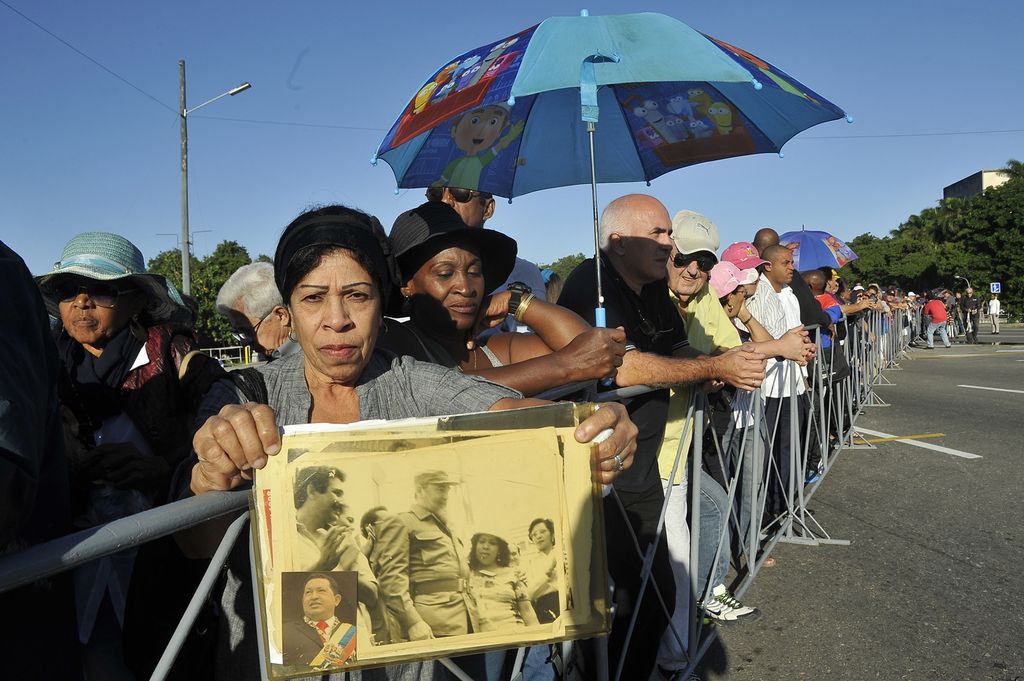 Cuba, persone rendono l'ultimo omaggio a Fidel (Afp)&nbsp;