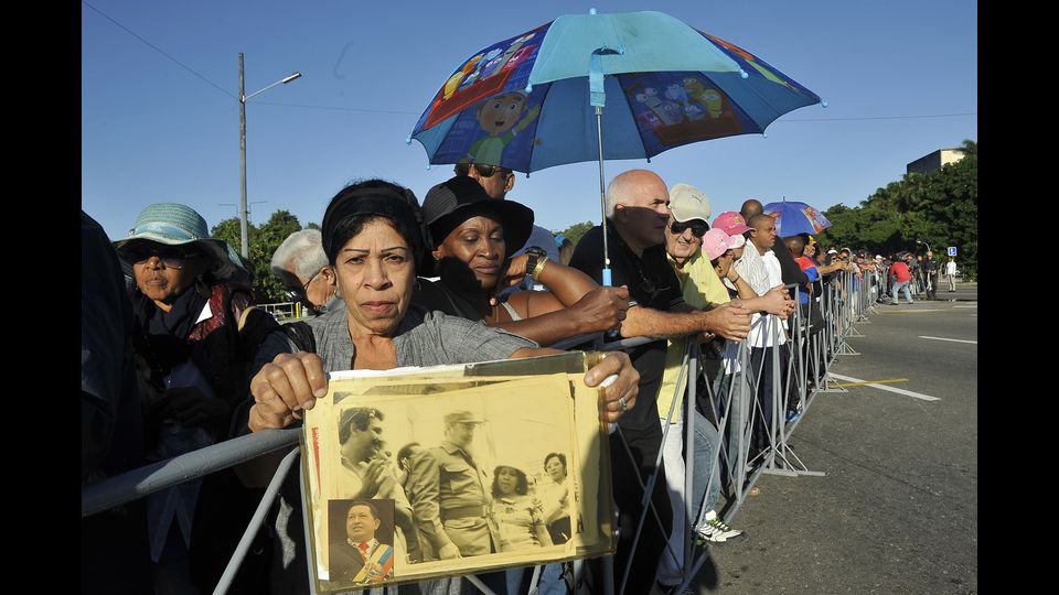 Cuba, persone rendono l'ultimo omaggio a Fidel (Afp)&nbsp;