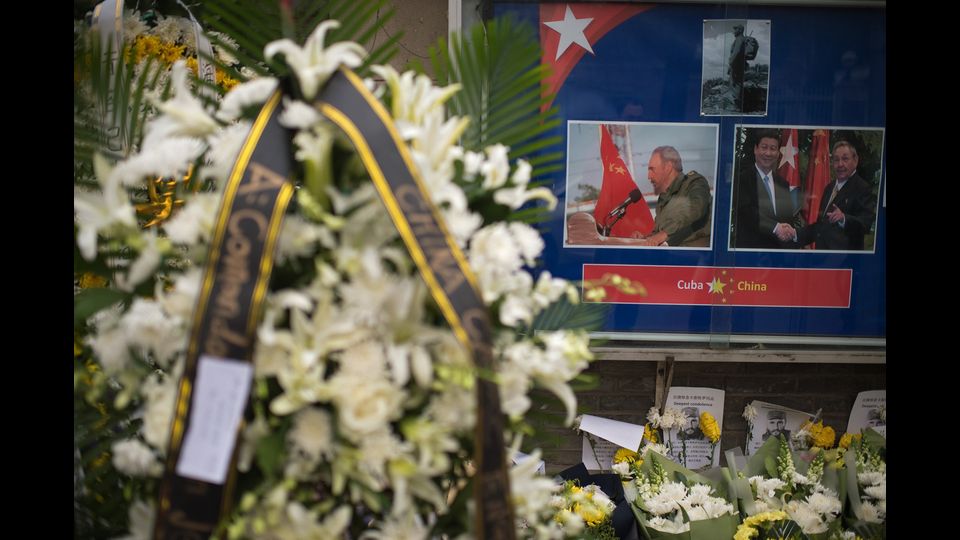 Pechino, corone di fiori presso l'ambasciata cubana per la morte del leader rivoluzionario Fidel Castro (Afp)&nbsp;