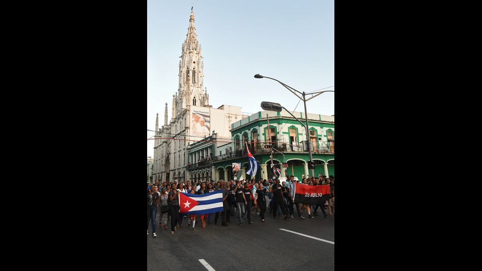 L'Avana, marcia per onorare la memoria di Fidel Castro, leader della rivoluzione cubana (Afp)&nbsp;