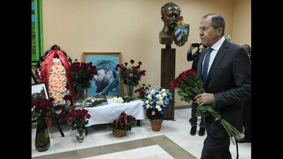 Mosca, il ministro degli Esteri Sergei Lavrov rende omaggio alla morte di Castro all'ambasciata cubana (Afp)&nbsp;
