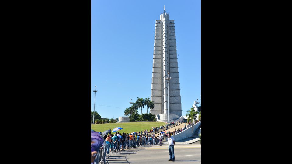 Cuba, miglia di persone in fila per rendere omaggio al Lider Maximo&nbsp;(Afp)