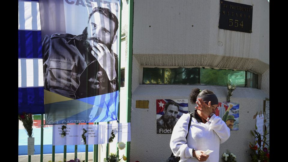 Citta' del Messico, una donna piange la scompara del leader cubano Castro (Afp)&nbsp;