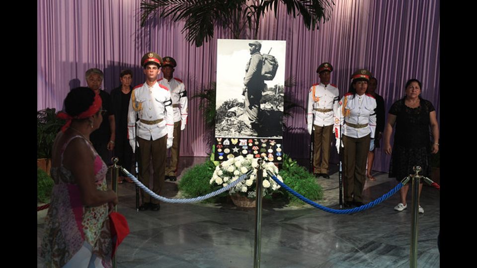 L'addio dei cubani a Fidel Castro nel memoriale Jose Marti sulla Piazza della Rivoluzione dove e' l'urna contenente le ceneri del Comandante Fidel Castro (Afp)&nbsp;