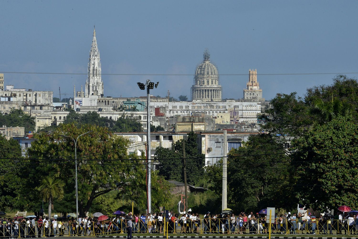 L'Avana, in fila per l'ultimo saluto a Fidel Castro (Afp)&nbsp;
