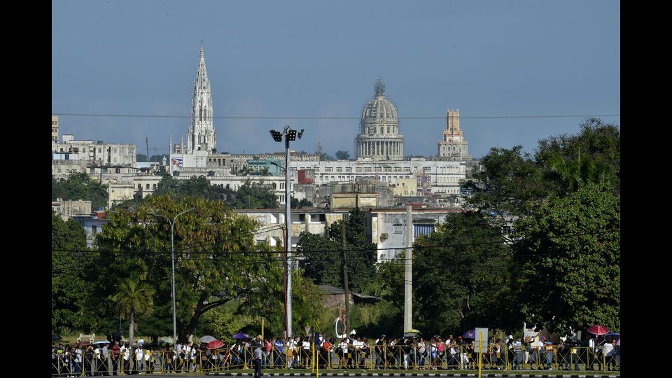 L'Avana, in fila per l'ultimo saluto a Fidel Castro (Afp)&nbsp;