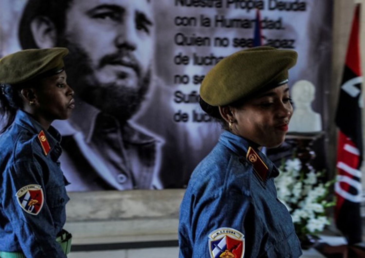 Soldatesse cubane davanti al manifesto di Fidel Castro, morto venerd&igrave; 25 novembre all'Avana&nbsp;