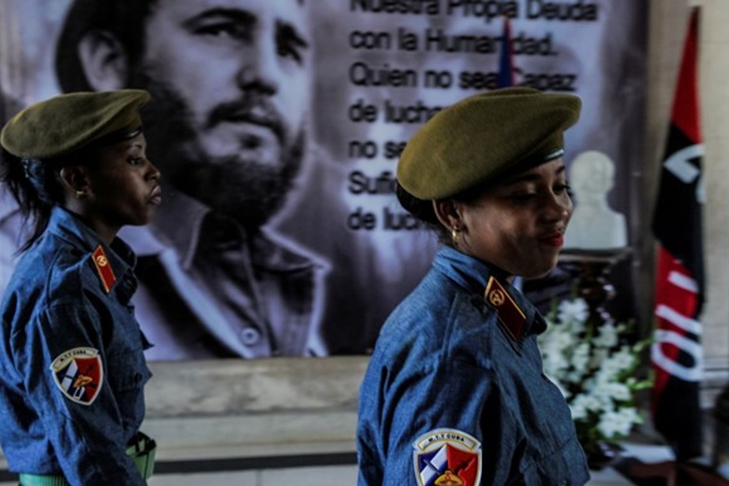 Soldatesse cubane davanti al manifesto di Fidel Castro, morto venerd&igrave; 25 novembre all'Avana&nbsp;