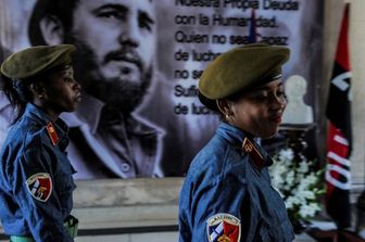 Soldatesse cubane davanti al manifesto di Fidel Castro, morto venerd&igrave; 25 novembre all'Avana&nbsp;
