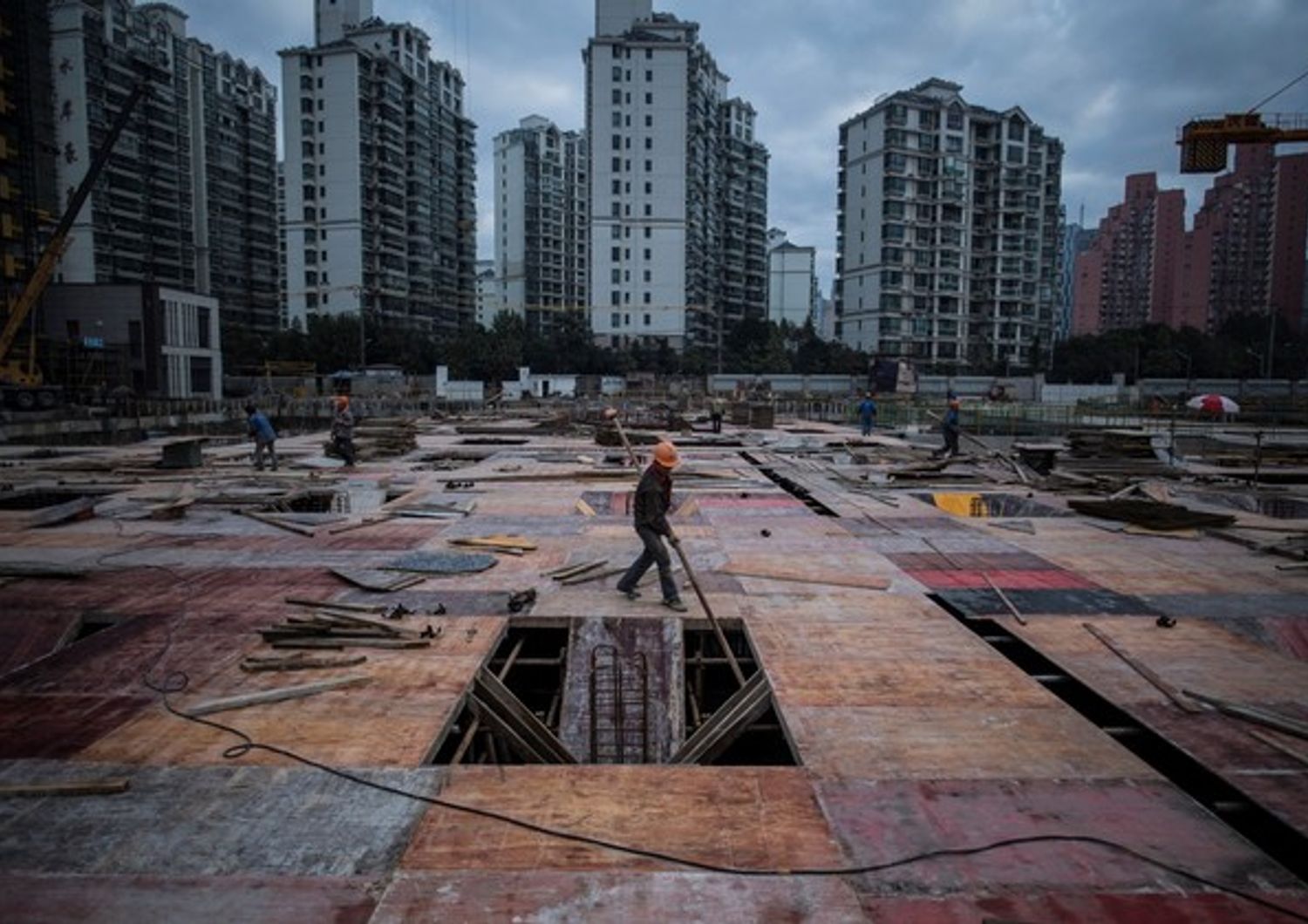 &nbsp;Lavori in un quartiere residenziale di Shanghai, sale il rischio di crisi immobiliare in Cina