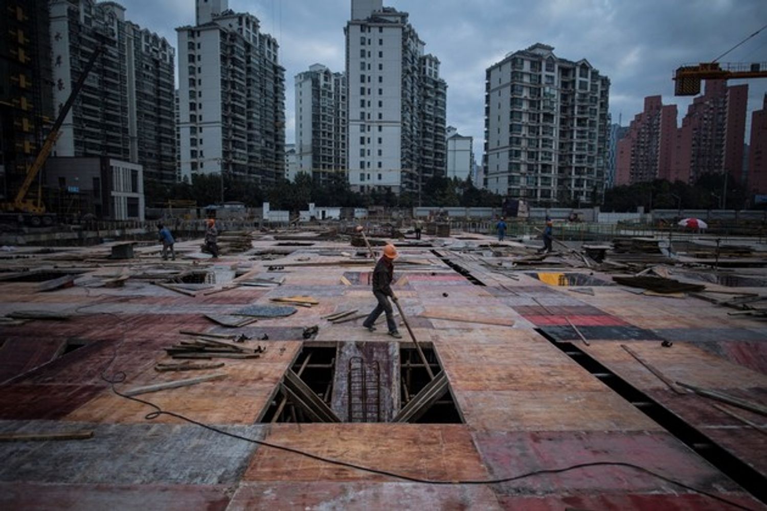 &nbsp;Lavori in un quartiere residenziale di Shanghai, sale il rischio di crisi immobiliare in Cina