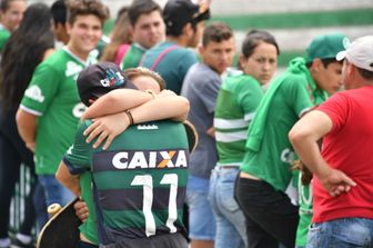 L'aereo con la squadra del Chapecoense si schianta alle porte di Medellin, in Colombia&nbsp;