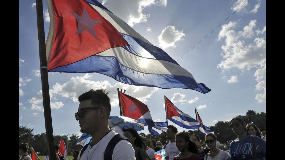 Persone in arrivo nella piazza della Rivoluzione per rendere l'ultimo omaggio al Lider Maximo Fidel Castro (afp)&nbsp;