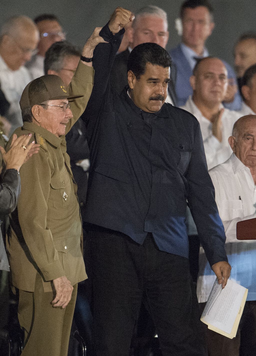 Raul Castro e Nicolas Maduro durante una manifestazione di massa (afp)&nbsp;