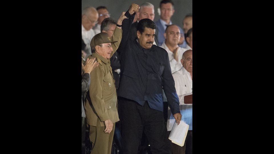 Il presidente cubano Raul Castro solleva la mano del presidente venezuelano Nicolas Maduro durante una manifestazione di massa nella Piazza della Rivoluzione a L'Avana in onore del defunto leader cubano Fidel Castro (afp)&nbsp;