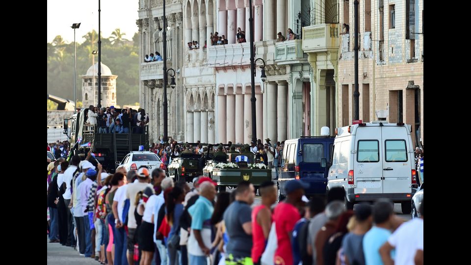 L'urna con le ceneri del leader cubano Fidel Castro per le strade della capitale (afp)&nbsp;