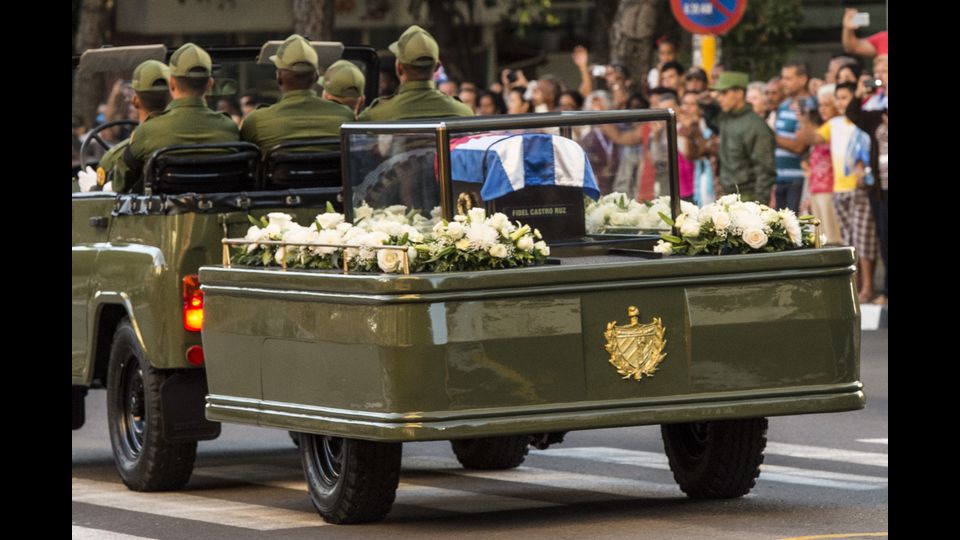 L'urna con le ceneri del leader cubano Fidel Castro per le strade della capitale (afp)&nbsp;