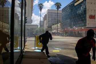 &nbsp; Zimbawe, un gruppo di manifestanti contro la nuova valuta di Harare, fugge dagli attacchi degli idranti della polizia (Foto Afp)