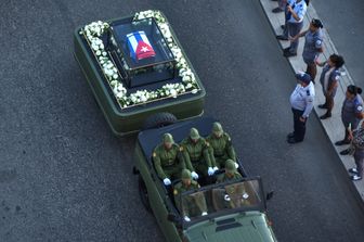 &nbsp; L'Avana, l'urna con le ceneri di Fidel Castro inizia il suo viaggio di 4 giorni che attraverser&agrave; tutta Cuba fino alla citt&agrave; di Santiago (Foto Afp)